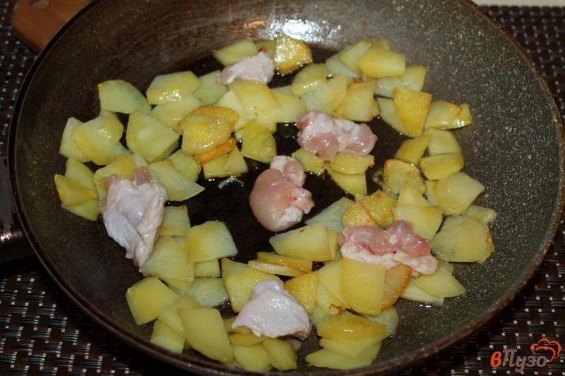 Фото приготовление рецепта: Жареный картофель с чесноком и курицей шаг №3