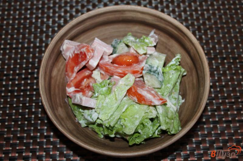 Фото приготовление рецепта: Салат с вареной колбасой, салатными листья и твердым сыром шаг №4