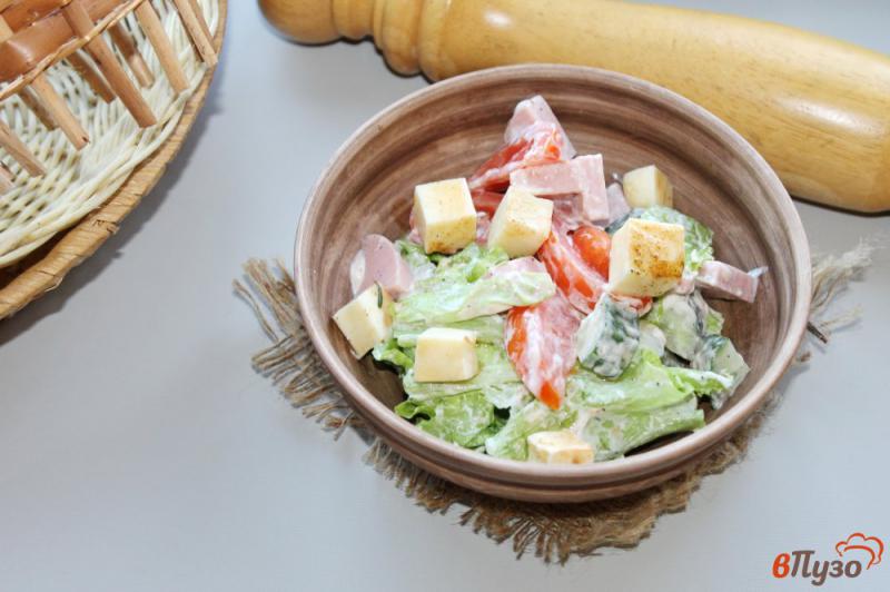 Фото приготовление рецепта: Салат с вареной колбасой, салатными листья и твердым сыром шаг №5