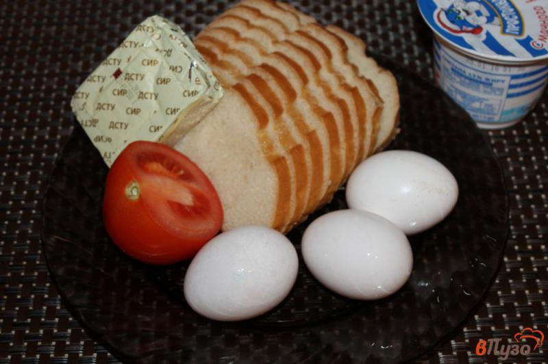 Фото приготовление рецепта: Гренки для завтрака с помидорами в яйце шаг №1