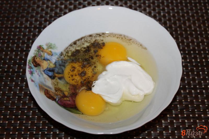 Фото приготовление рецепта: Гренки для завтрака с помидорами в яйце шаг №2