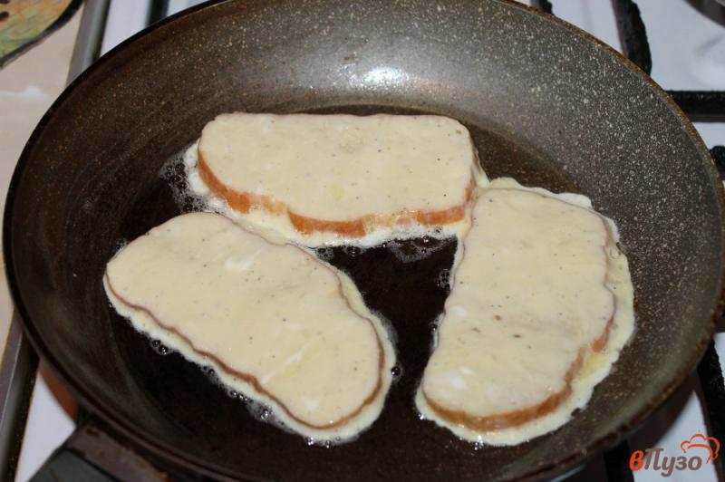 Фото приготовление рецепта: Гренки для завтрака с помидорами в яйце шаг №4