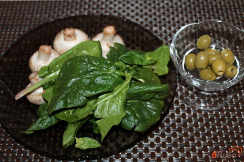 Фото приготовление рецепта: Шпинатный салат с жареными грибами шаг №1
