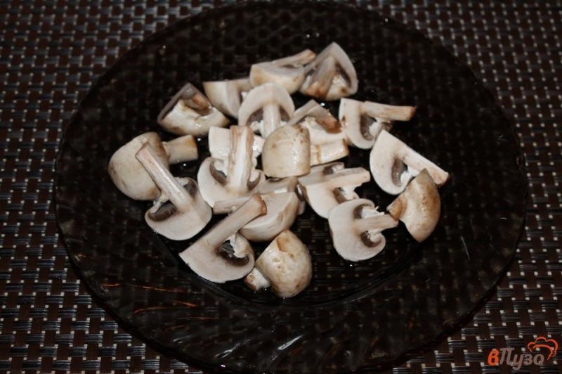 Фото приготовление рецепта: Шпинатный салат с жареными грибами шаг №2