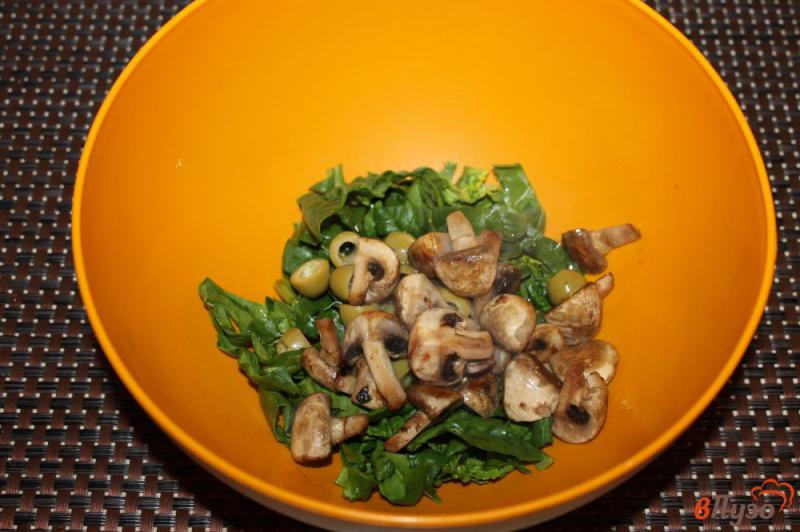 Фото приготовление рецепта: Шпинатный салат с жареными грибами шаг №5