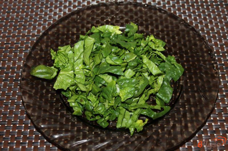 Фото приготовление рецепта: Шпинатный салат с жареными грибами шаг №3