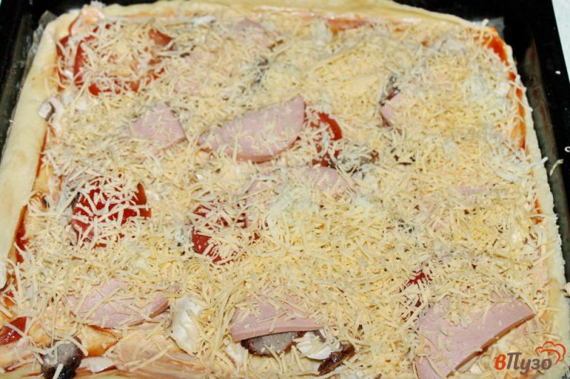Фото приготовление рецепта: Пицца на дрожжевом тесте с курицей, грибами, колбасой и сыром шаг №8