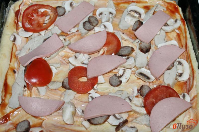 Фото приготовление рецепта: Пицца на дрожжевом тесте с курицей, грибами, колбасой и сыром шаг №7
