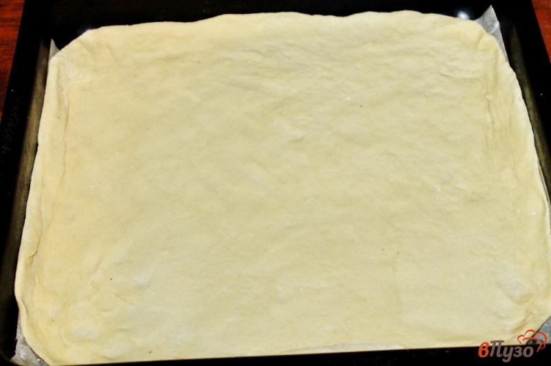 Фото приготовление рецепта: Пицца на дрожжевом тесте с курицей, грибами, колбасой и сыром шаг №3