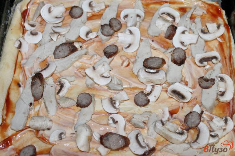Фото приготовление рецепта: Пицца на дрожжевом тесте с курицей, грибами, колбасой и сыром шаг №6