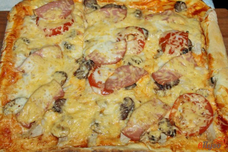 Фото приготовление рецепта: Пицца на дрожжевом тесте с курицей, грибами, колбасой и сыром шаг №9