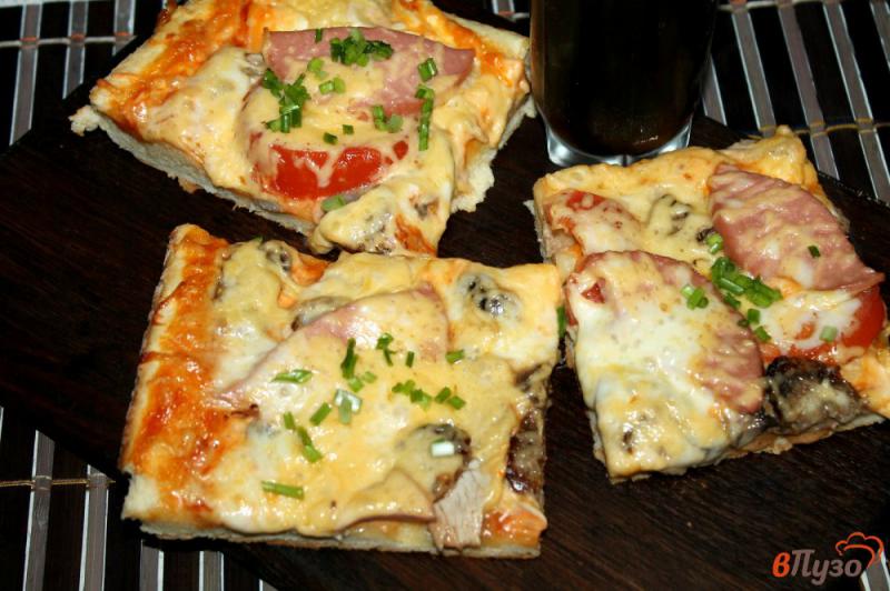 Фото приготовление рецепта: Пицца на дрожжевом тесте с курицей, грибами, колбасой и сыром шаг №10