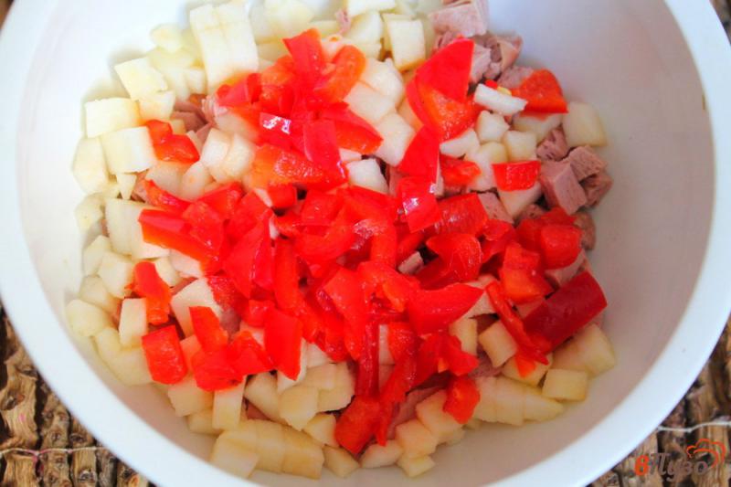 Фото приготовление рецепта: Салат с кукурузой, сосисками и перцем шаг №3