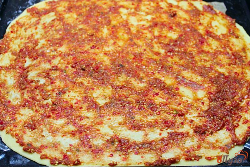 Фото приготовление рецепта: Тонкая пицца с мясом индейки и овощным соусом шаг №4