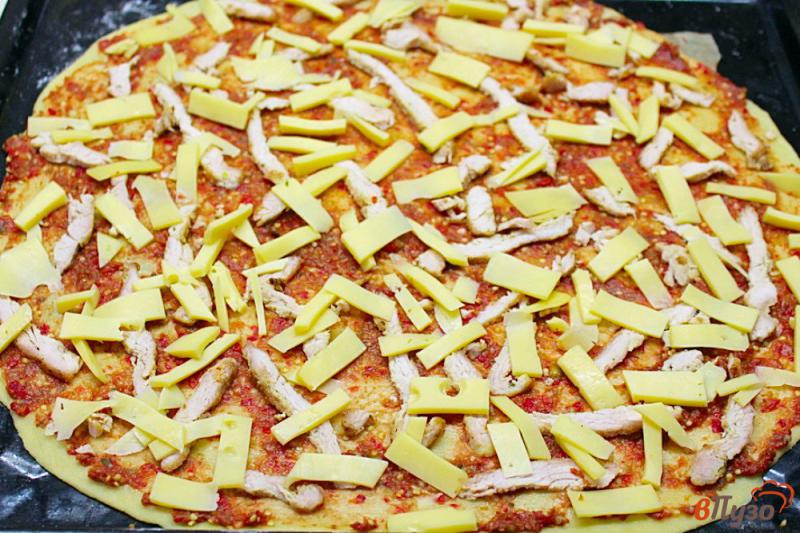 Фото приготовление рецепта: Тонкая пицца с мясом индейки и овощным соусом шаг №6