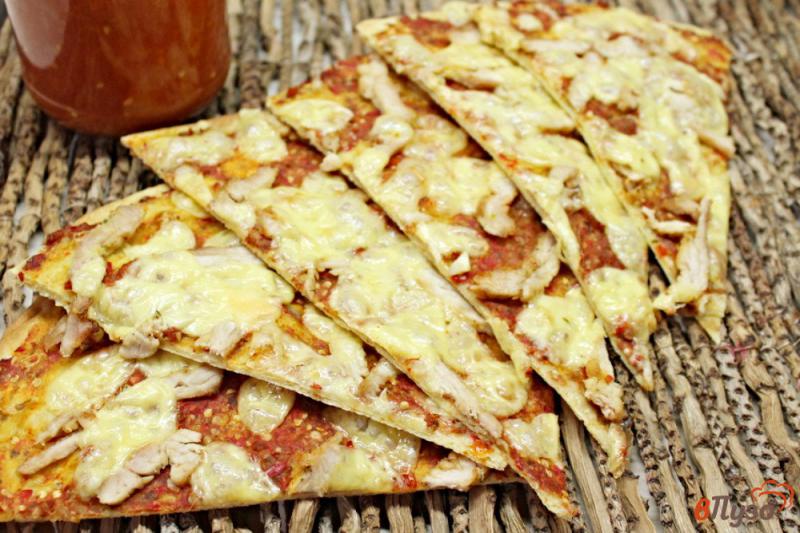 Фото приготовление рецепта: Тонкая пицца с мясом индейки и овощным соусом шаг №7