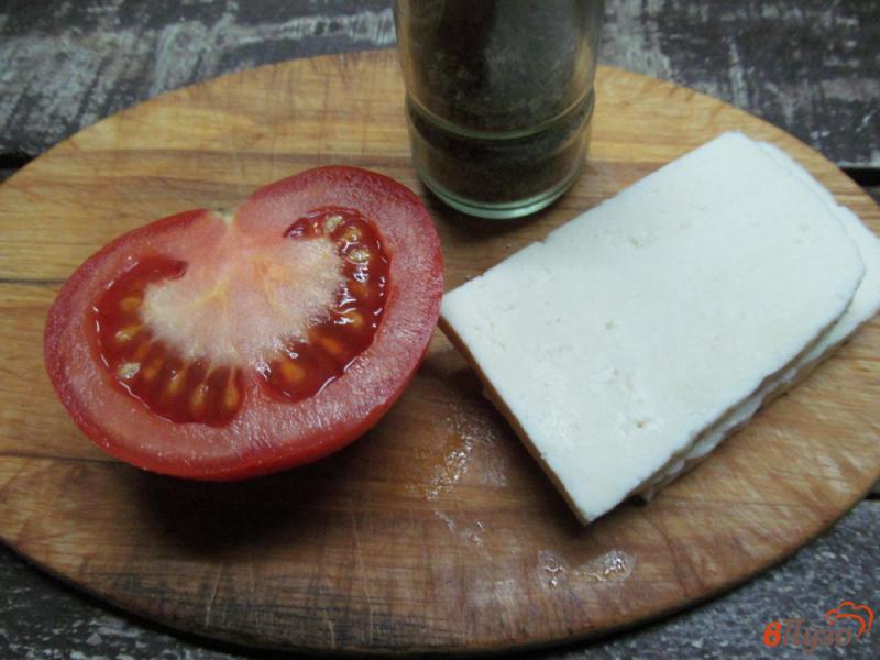 Фото приготовление рецепта: Брынза в хрустящей корочке с помидором шаг №2