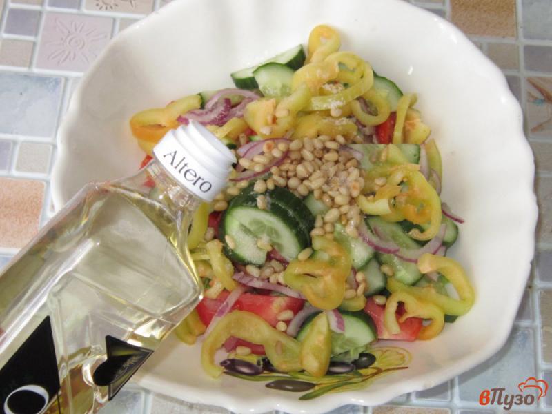 Фото приготовление рецепта: Овощной салат с кедровыми орешками шаг №5