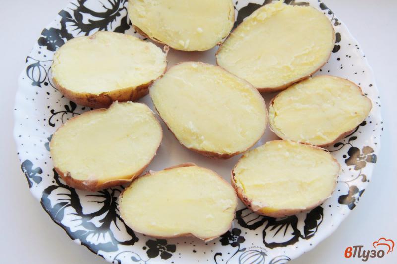 Фото приготовление рецепта: Картофель фаршированный в микроволновке шаг №2