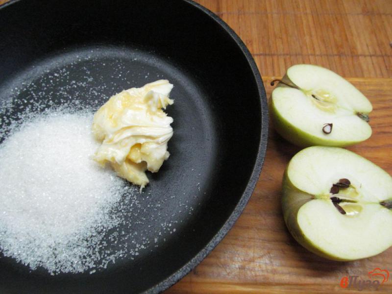 Фото приготовление рецепта: Канадские яблочные оладьи с корицей на сидре шаг №2