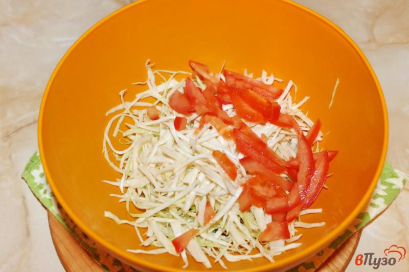 Фото приготовление рецепта: Салат из белокочанной капусты с сельдереем и твердым сыром шаг №4