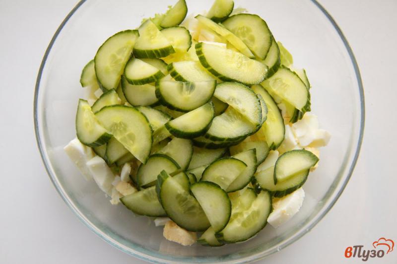 Фото приготовление рецепта: Салат из яиц, огурца и листьев салата шаг №3
