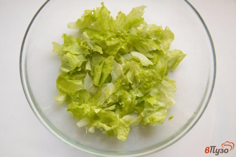 Фото приготовление рецепта: Салат из яиц, огурца и листьев салата шаг №1