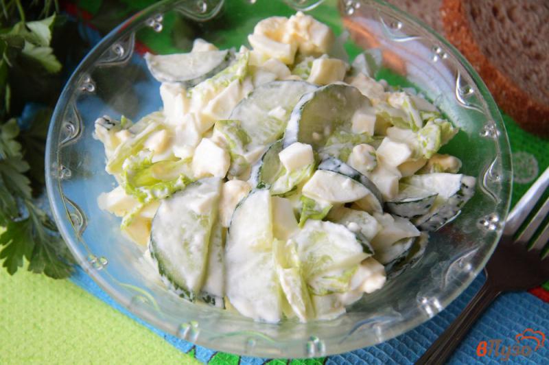 Фото приготовление рецепта: Салат из яиц, огурца и листьев салата шаг №4