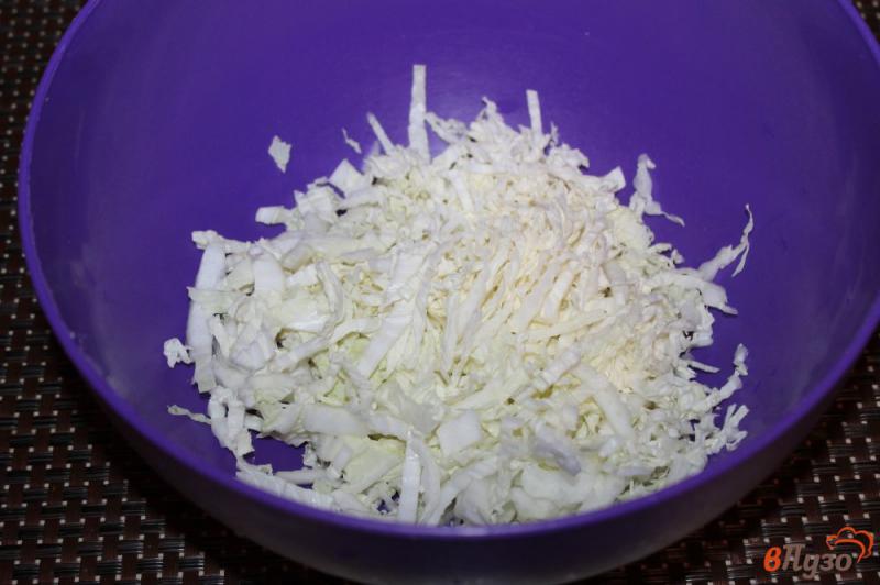 Фото приготовление рецепта: Салат из пекинской капусты с шампиньонами и дайконом шаг №1
