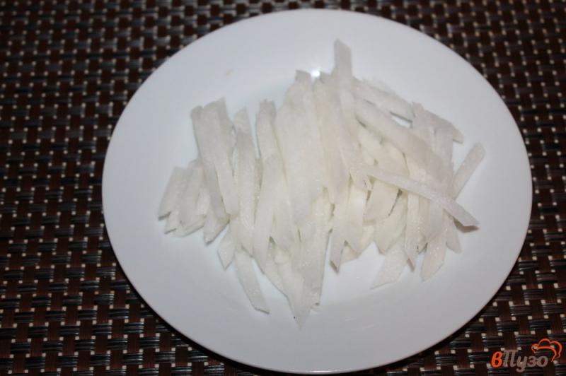 Фото приготовление рецепта: Салат из пекинской капусты с шампиньонами и дайконом шаг №3