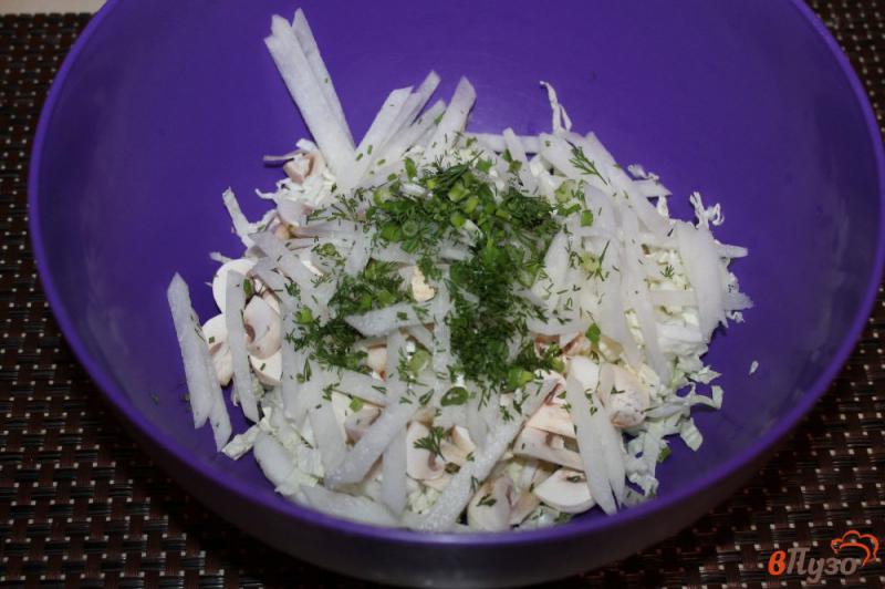 Фото приготовление рецепта: Салат из пекинской капусты с шампиньонами и дайконом шаг №4