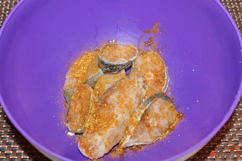 Фото приготовление рецепта: Жареный толстолобик маринованный в лимонно - соевом маринаде шаг №2