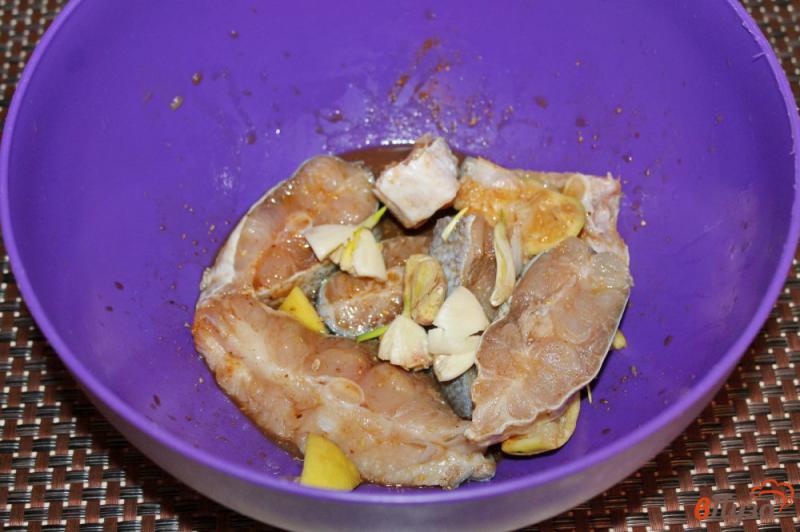 Фото приготовление рецепта: Жареный толстолобик маринованный в лимонно - соевом маринаде шаг №4