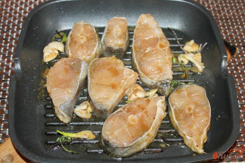 Фото приготовление рецепта: Жареный толстолобик маринованный в лимонно - соевом маринаде шаг №5