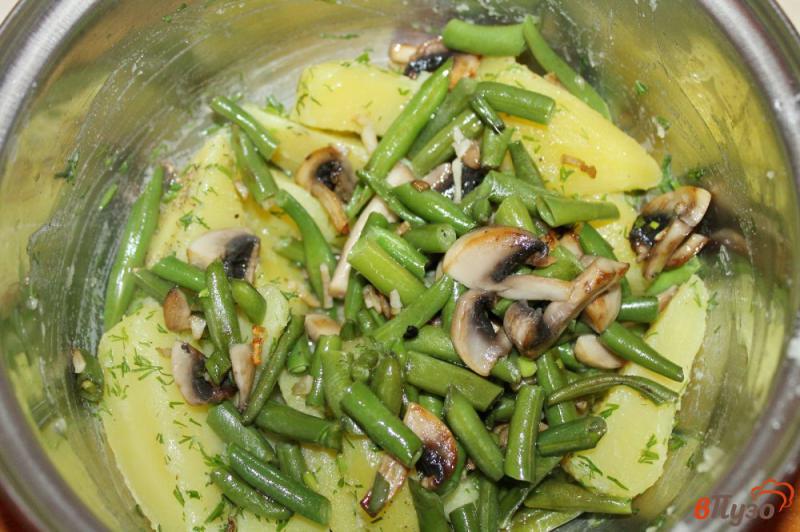 Фото приготовление рецепта: Спаржевая фасоль с отварным картофелем и зеленью под сыром шаг №4