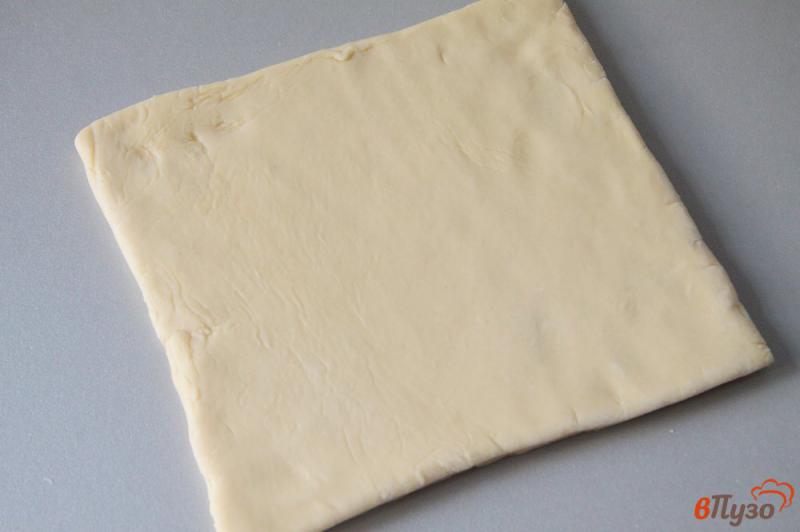 Фото приготовление рецепта: Сосиски в слоеном тесте с сыром шаг №3