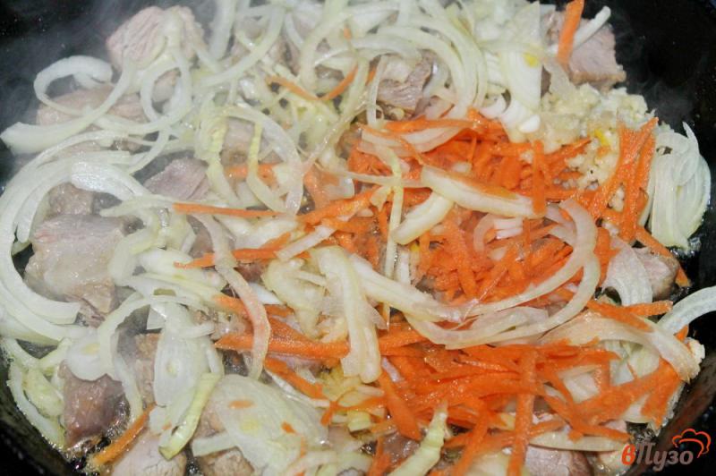 Фото приготовление рецепта: Спагетти со свининой в томатном соусе шаг №3