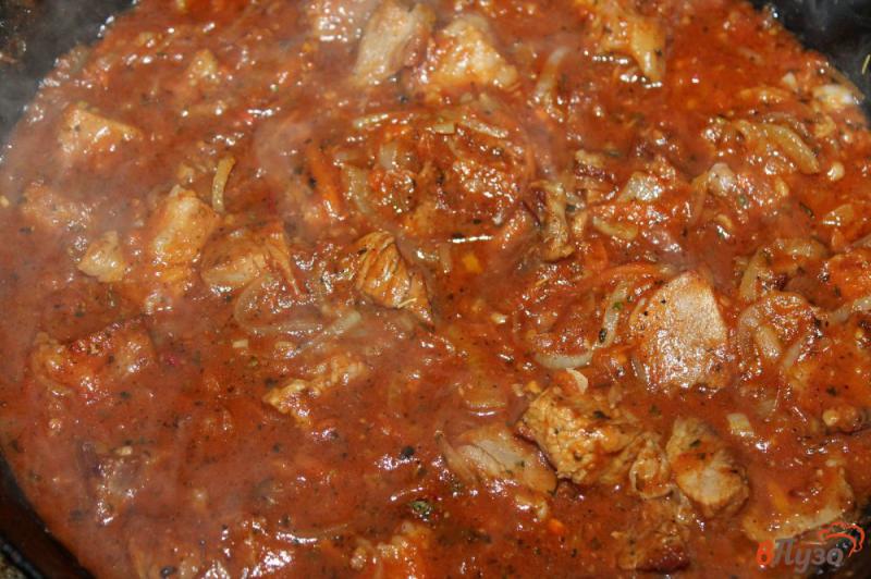 Фото приготовление рецепта: Спагетти со свининой в томатном соусе шаг №4
