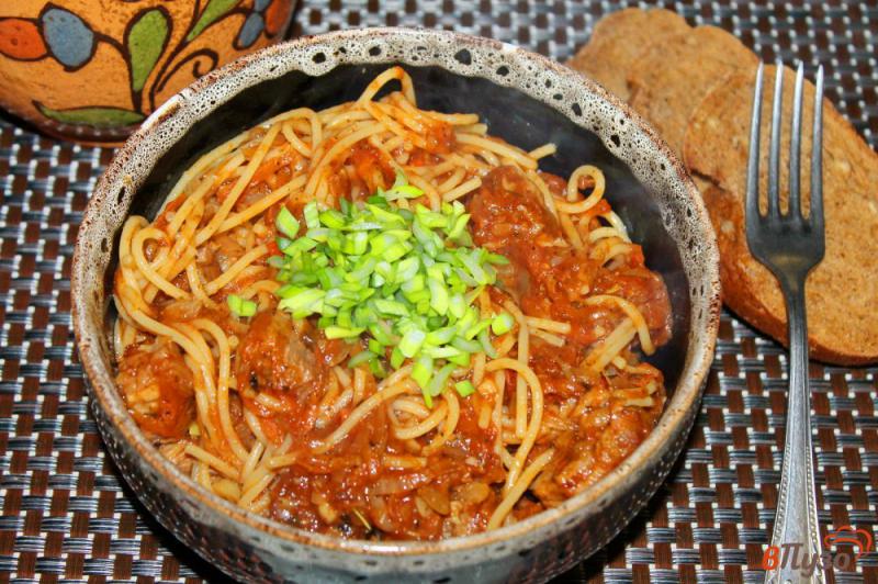 Фото приготовление рецепта: Спагетти со свининой в томатном соусе шаг №5