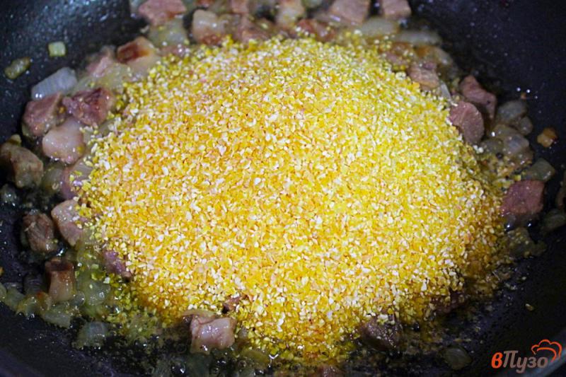 Фото приготовление рецепта: Кукурузная каша со свининой и болгарским перцем шаг №3