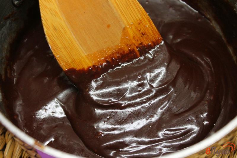 Фото приготовление рецепта: Творожные кексы с шоколадной глазурью шаг №5