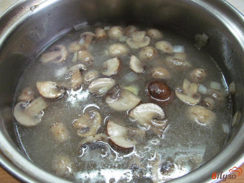 Фото приготовление рецепта: Суп грибной с клецками шаг №3