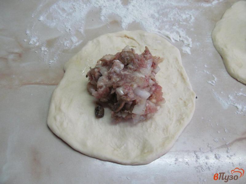 Фото приготовление рецепта: Беляши с начинкой из мяса и грибов шаг №5