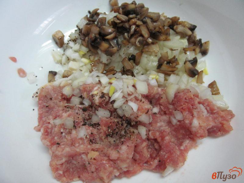 Фото приготовление рецепта: Беляши с начинкой из мяса и грибов шаг №4