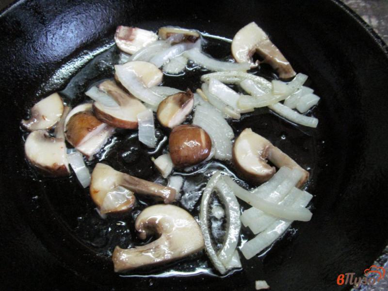 Фото приготовление рецепта: Паста с грибами и клецками из куриной печени шаг №2