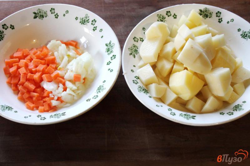 Фото приготовление рецепта: Картофельный суп с ребрами и болгарским перцем шаг №2