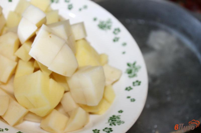 Фото приготовление рецепта: Картофельный суп с ребрами и болгарским перцем шаг №4