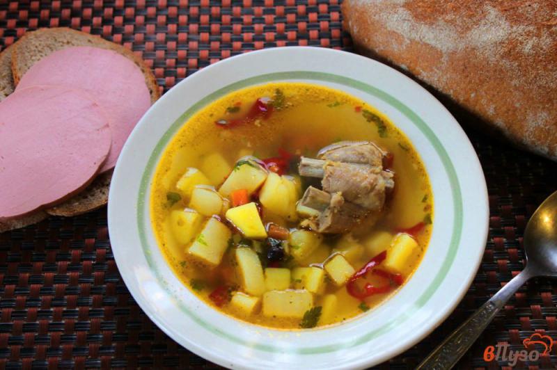 Фото приготовление рецепта: Картофельный суп с ребрами и болгарским перцем шаг №6