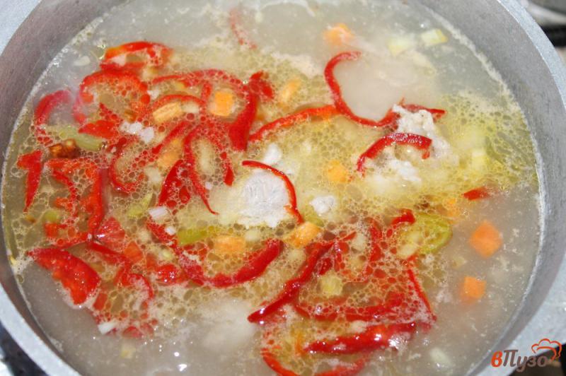 Фото приготовление рецепта: Картофельный суп с ребрами и болгарским перцем шаг №5