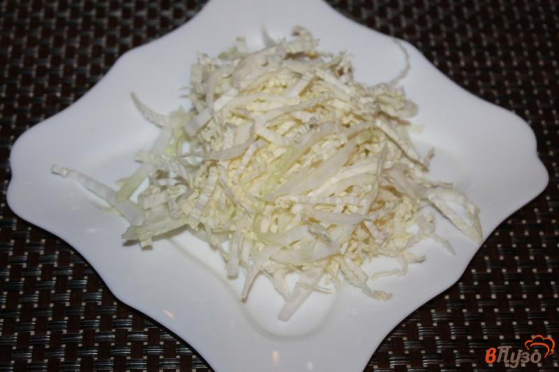Фото приготовление рецепта: Салат из куриных субпродуктов, пекинской капусты и копченой колбасы шаг №2